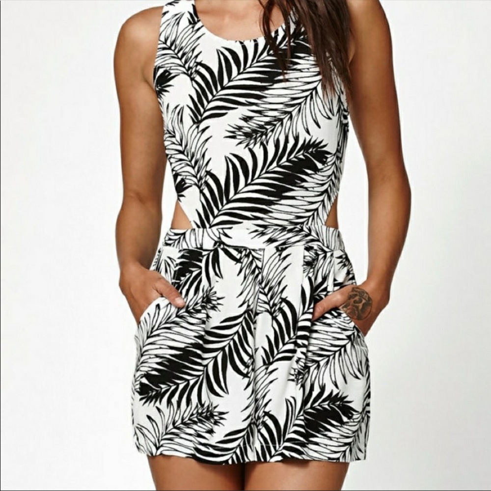 🟣Kendall and Kylie black leaf cut out romper M
